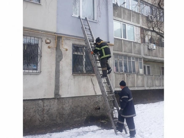 В Кременчуге 3-летний ребенок остался сам дома с закрытыми дверями