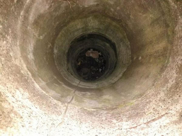 Кременчугские спасатели помогли достать домашнего питомца из колодца