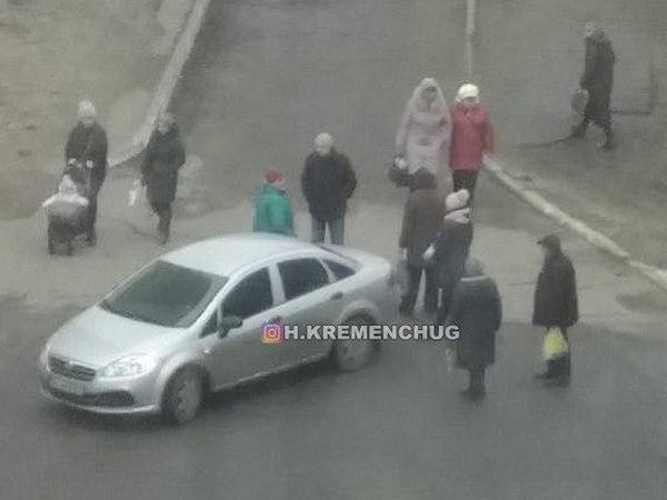 В Кременчуге водитель сбил двух пенсионерок и поехал дальше по своим делам