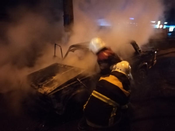 В Кременчуге припаркованный автомобиль выгорел дотла