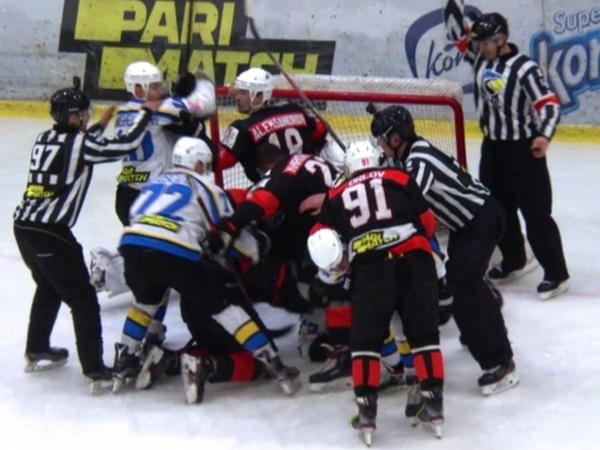 Матч между хоккеистами Кременчуга и Херсона закончился массовой дракой