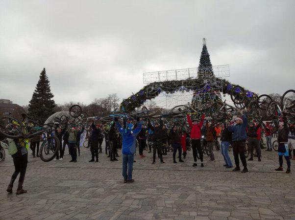 В Кременчуге прошел костюмированный новогодний велопробег