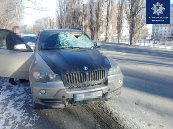 В Кременчуге лед из грузовика чуть не разгромил легковушку