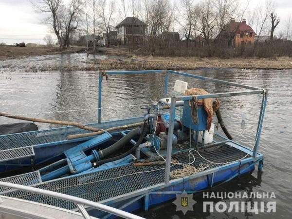 Под Кременчугом полиция задержали мужчин, которые добывали песок