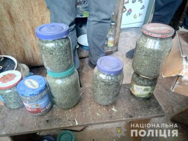 Полиция изъяла из квартиры кременчужанина заполненные банки и коробки с наркотиками