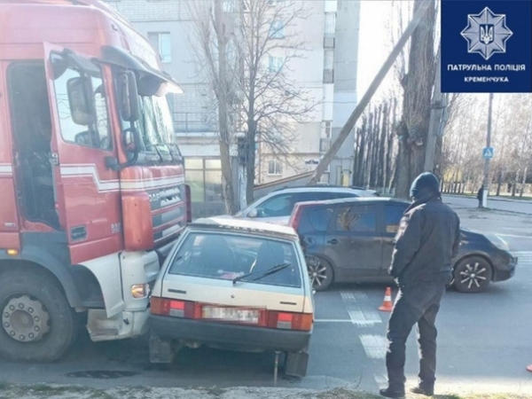 В Кременчуге грузовик наехал на легковое авто