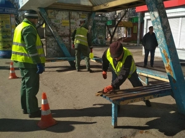В Кременчуге взялись за дезинфекцию остановок тряпками