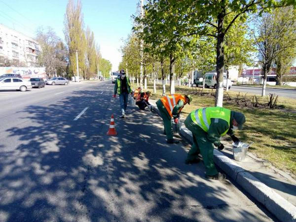 Кременчугские коммунальщики проводят весеннюю покраску бордюров