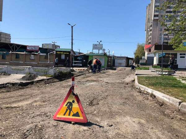 В Кременчуге продолжается ремонт тротуара по проспекту Свободы
