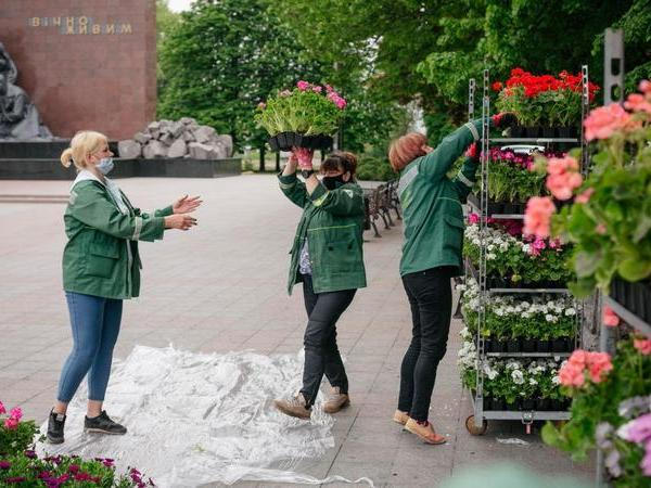 Кременчугские коммунальщики подготовили мемориальные места ко Дню памяти и примирения