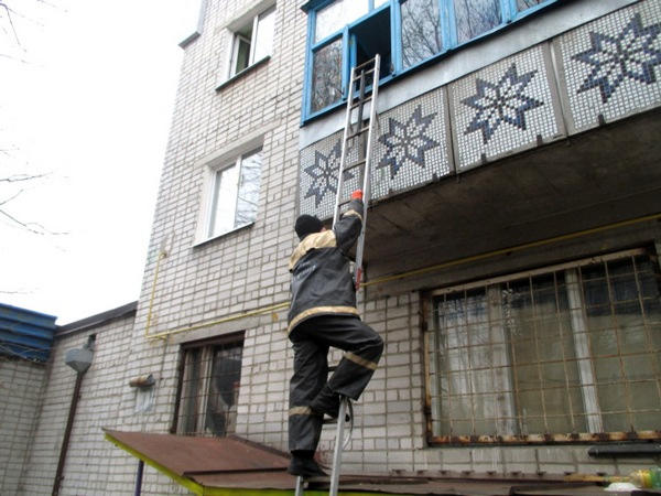 Спасатели открывали квартиру кременчужанина через балкон