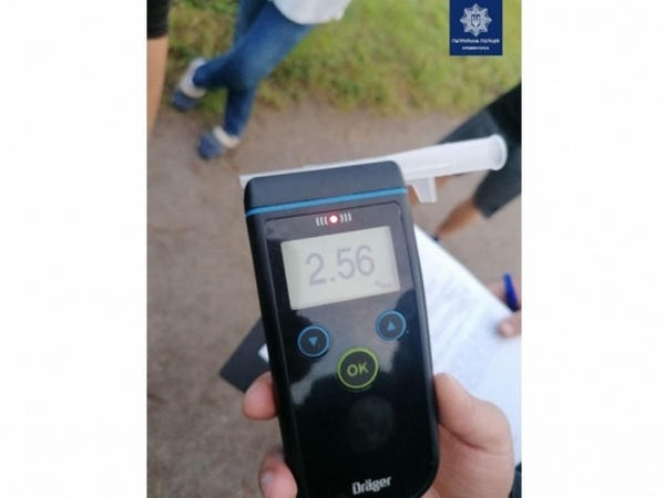 В Кременчуге пьяный водитель не разминулся с ограждением