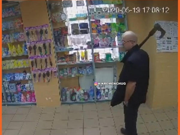 В Кременчуге полиция задержала мужчину с топором в магазине