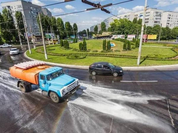 Кременчугские коммунальщики начали поливать автодороги