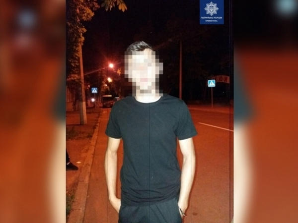 Кременчужанина, который оборвал городскую клумбу, задержала полиция