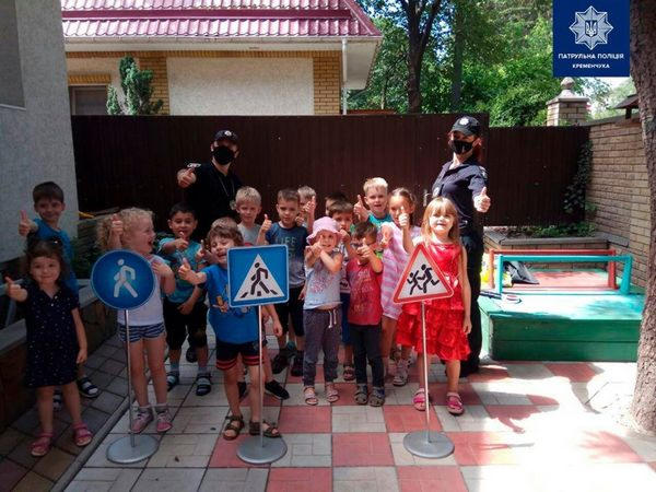 В Кременчуге школьные офицеры рассказали воспитанникам детского сада о ПДД