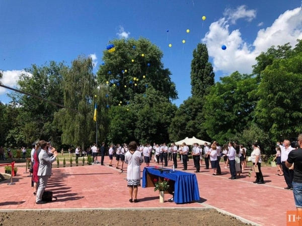 Кременчугский летный колледж отметил свой юбилей, выпускной и открытие мемориала