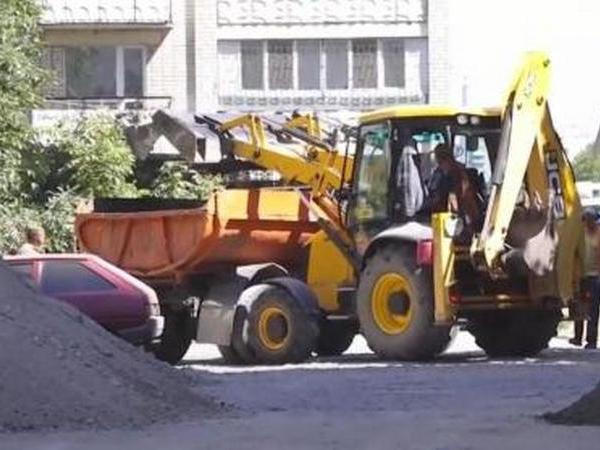 Кременчугские дорожники ремонтируют в квартале 278 внутриквартальный проезд
