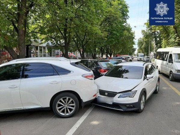 В центре города кременчужанка врезалась в припаркованные Subaru и Lexus