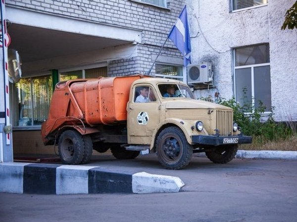 Из-за ремонта на Крюковском мосту мусоровозам приходится работать даже ночью