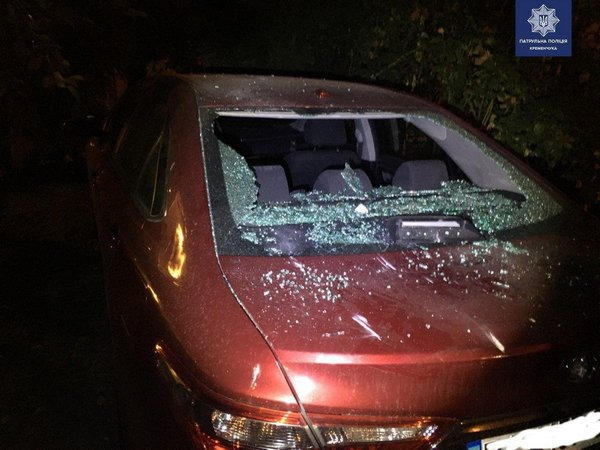 В Кременчуге пьяная компания избила мужчину, окна автомобиля и дома