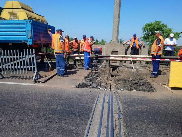 Сотрудники АТ «Укрзализныця» начали ремонт на кременчугском мосту