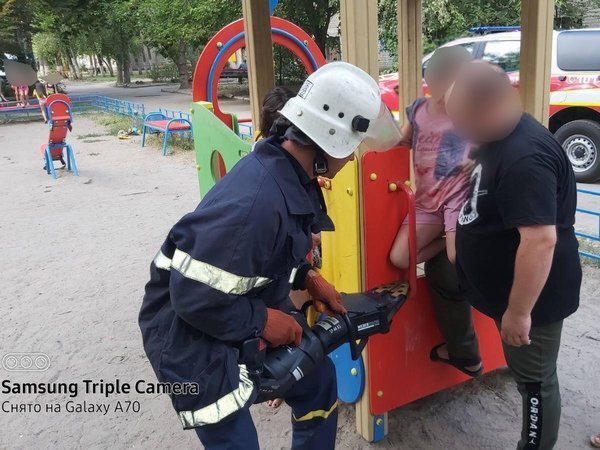 В Кременчуге спасатели освобождали девочку из плена детского поезда