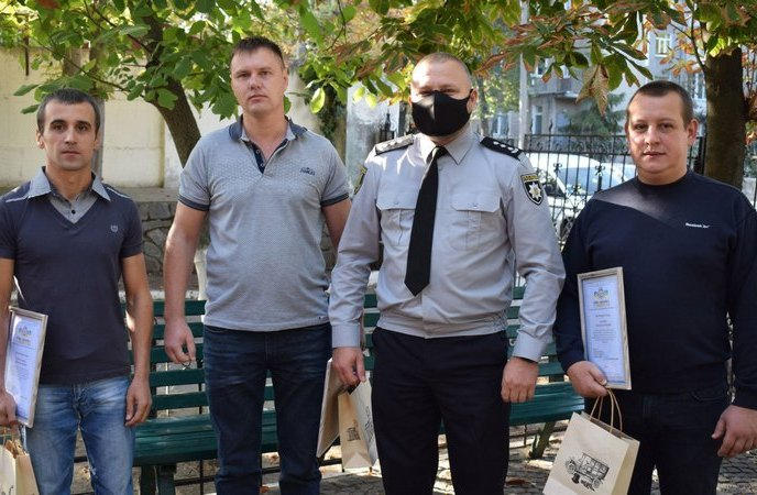 Полиция отметила трех кременчужан, которые задержали обидчика подростка