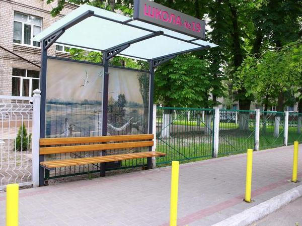 В Кременчуге обновляют павильоны ожидания общественного транспорта