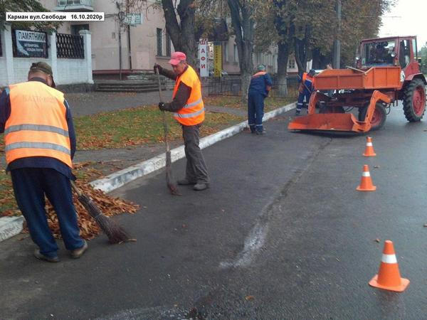 В Кременчуге сотрудники КП «КАТП-1628» убирает мусор в прибордюрной зоне автодорог города