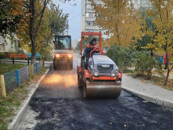 Кременчугские дорожники продолжают работы в разных частях города