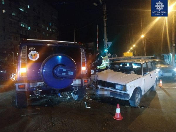 В Кременчуге на перекрестке столкнулись Hummer и ВАЗ