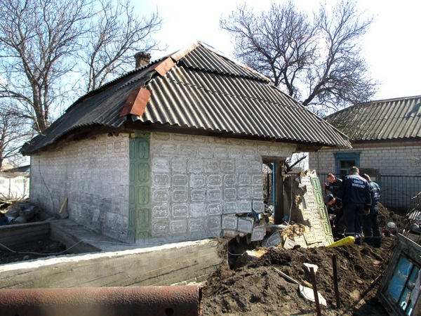 В Кременчугском раойне под обвалами стены умер человек