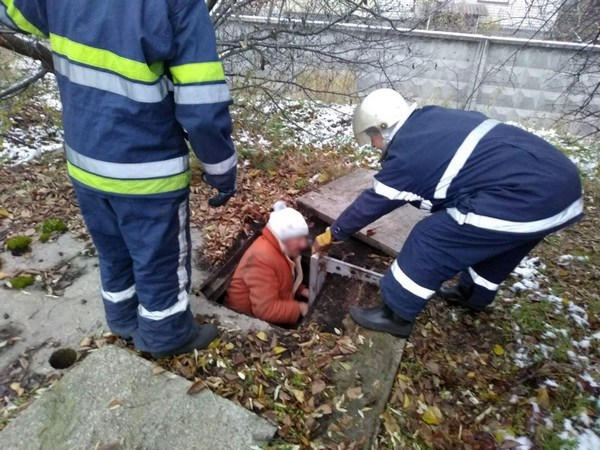 В Кременчуге на Раковке мужчина упал в открытый люк