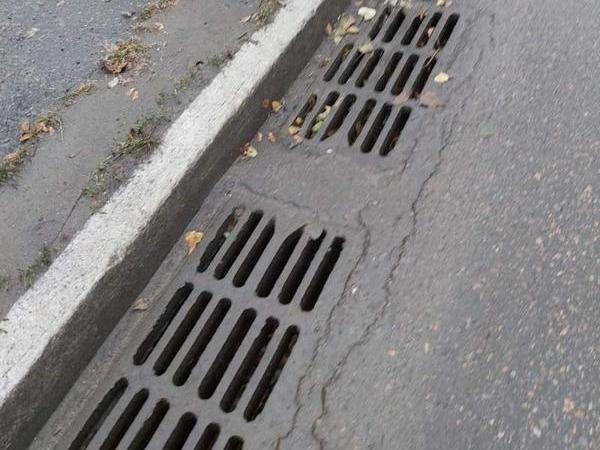 В Кременчуге ДРСУ чистит городскую водоприемную сеть