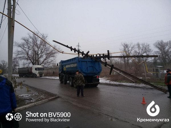 В Кременчуге грузовик снес газопровод