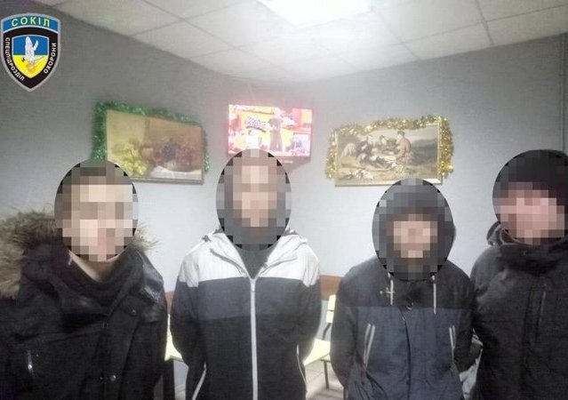 В Кременчуге полиция задержала дебоширов, которые бросали петарды и камни