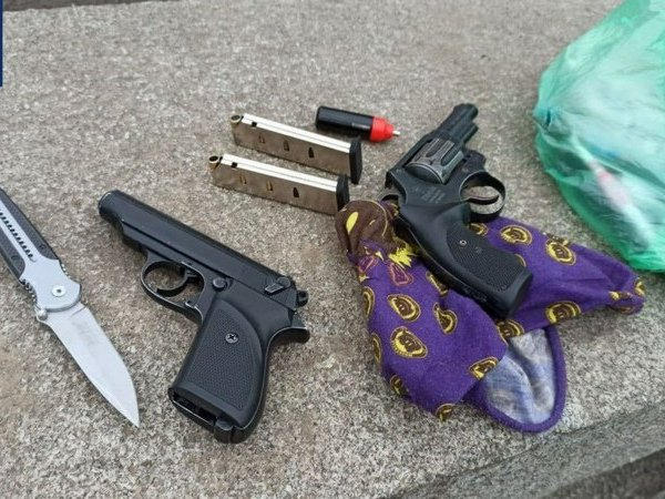В Кременчуге возле школы мужчина угрожал прохожим пистолетом