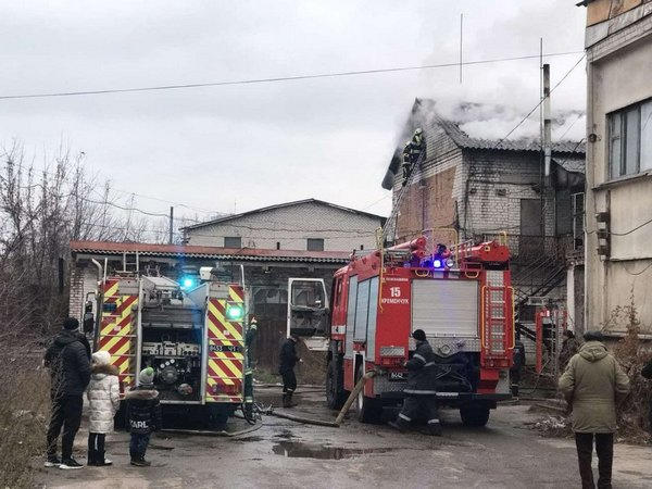 4 часа понадобилось кременчугским спасателям, чтобы потушить пожар в двухэтажном здании