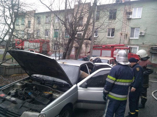 В Кременчуге в результате короткого замыкания загорелся автомобиль
