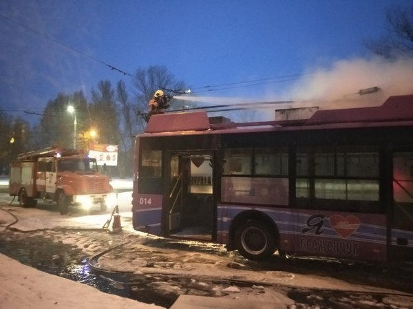 В Кременчуге тушили троллейбус