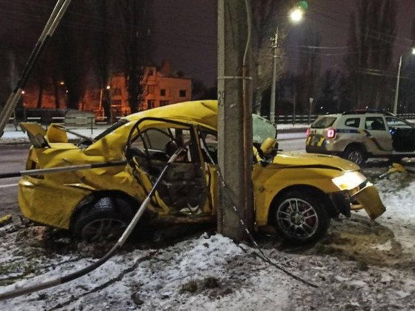 В Кременчуге пьяный подросток на Mitsubishi врезался на в столб