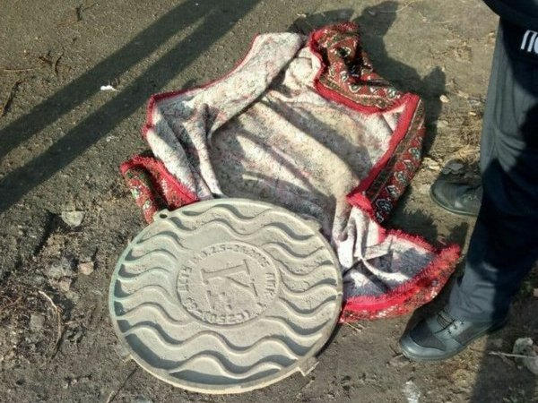 Двое пьяных кременчужан украли крышку люка