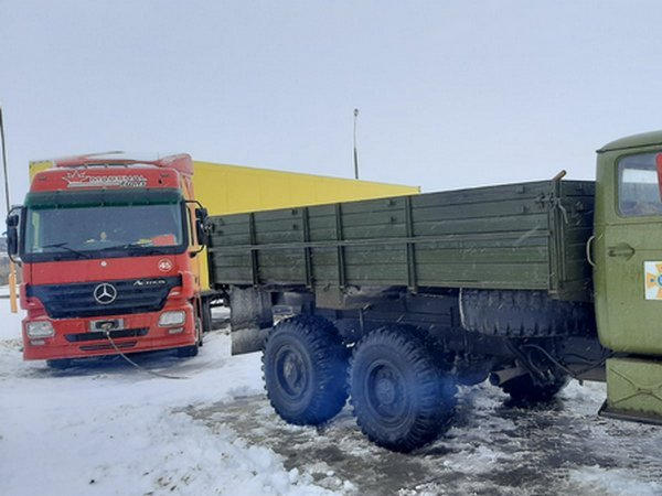 Под Кременчугом спасатели вытягивали из сугробов застрявшие на трассе грузовики