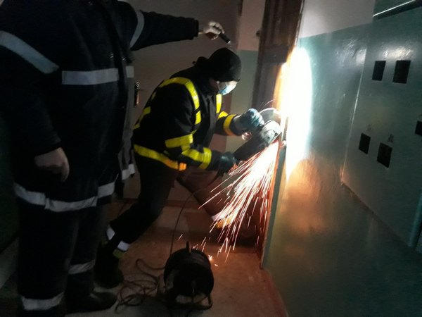 Спасатели высвободили кременчужанку, которая два дня находилась в заточении своей квартиры