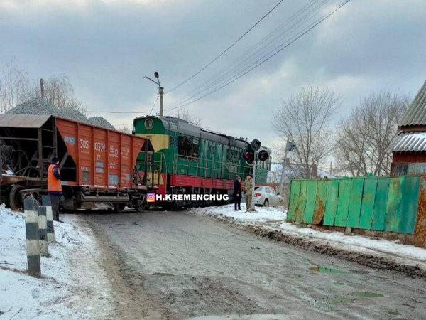 В Кременчуге на ж/д переезде тепловоз снес автомобиль