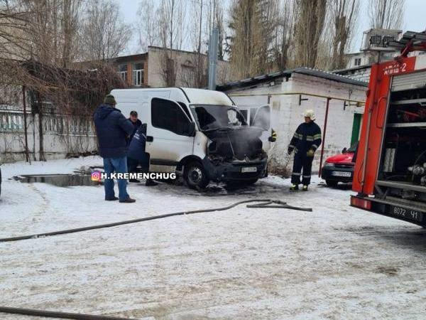 В центре Кременчуга горел микроавтобус