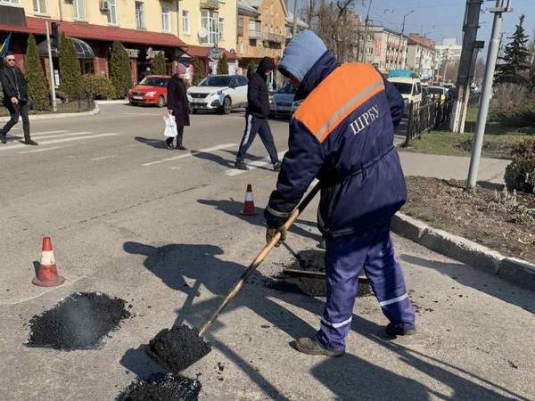 В Кременчуге продолжается текущий ремонт дорог