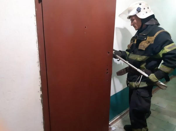 Спасатели освободили 76-летнюю женщину из плена ее же квартиры