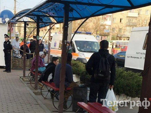 На остановке возле